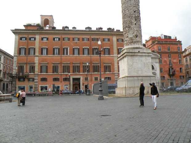  édifice ocre, piazza colonna